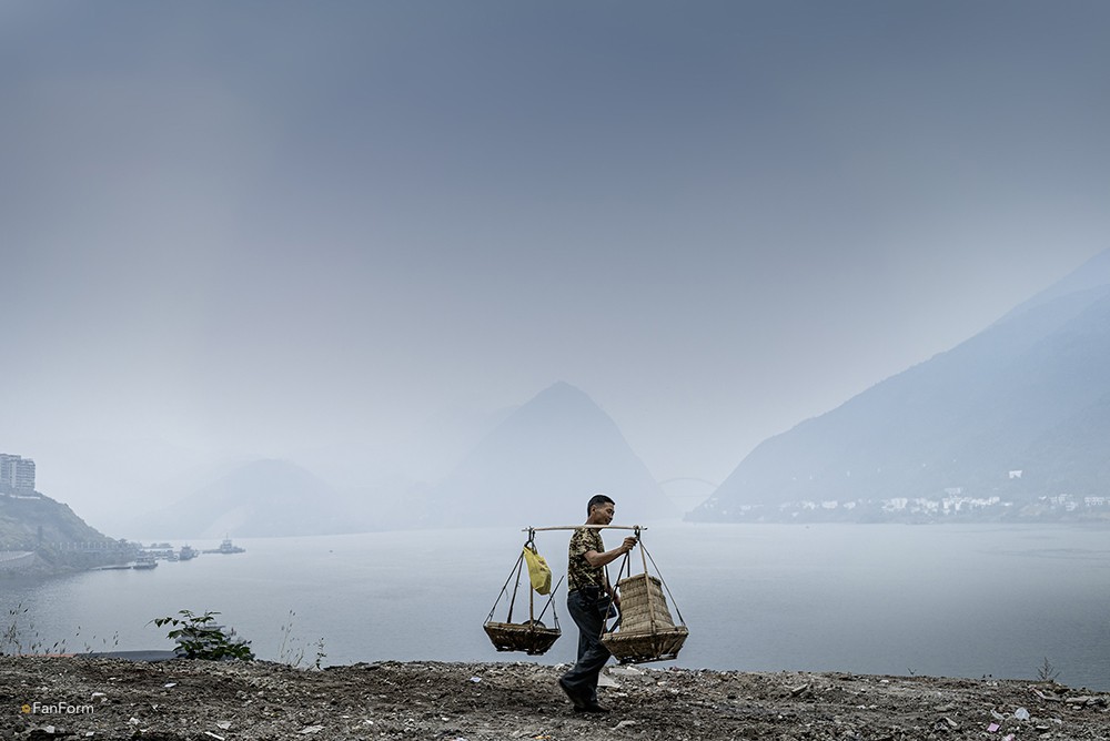 People Living Along the Yangtze River by Li Fan Ⅵ